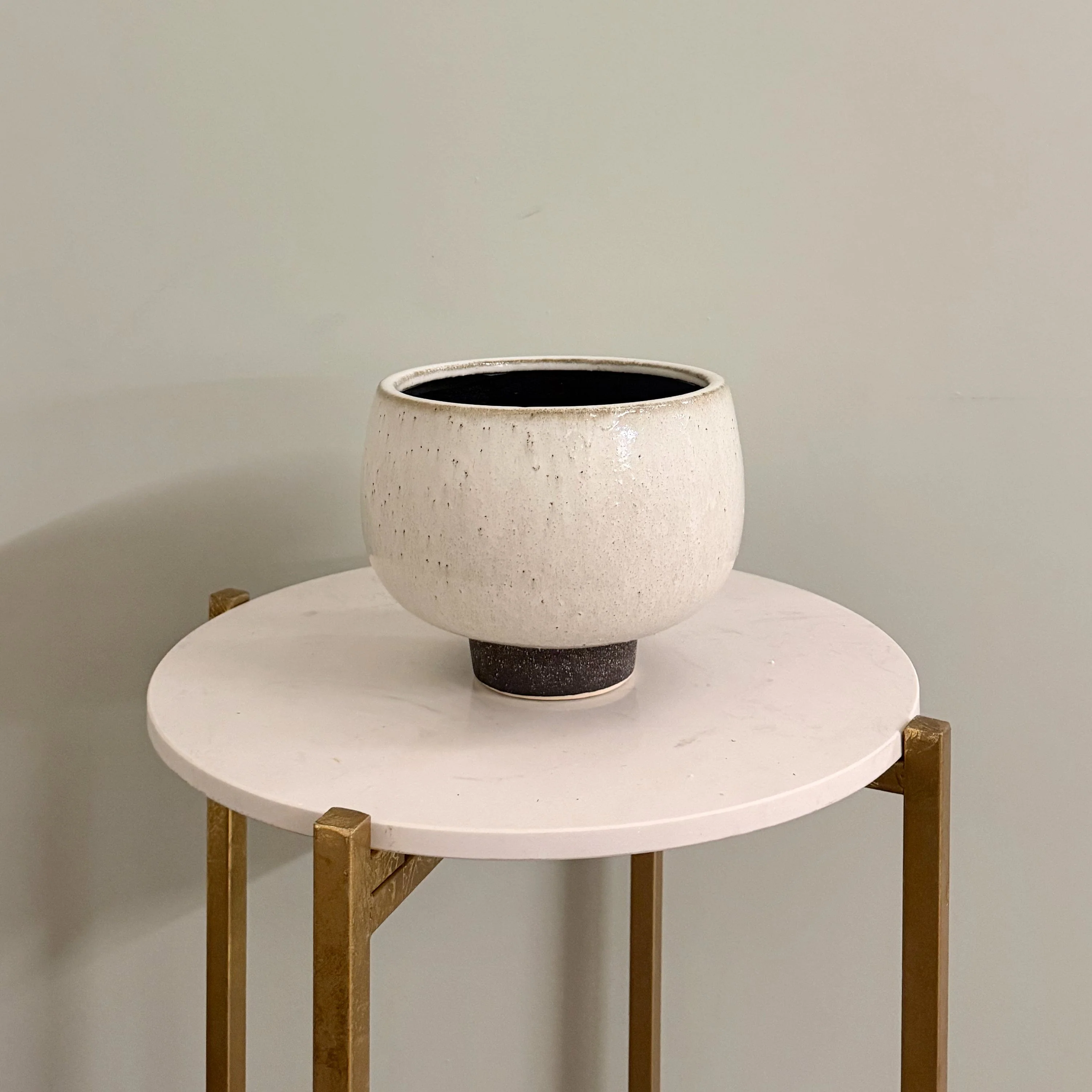 Short Round Cream Speckle Planter - Image 2